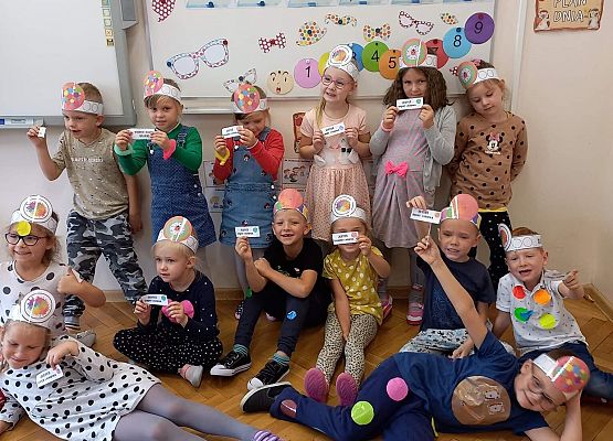 dzieci stoją przy tablicy