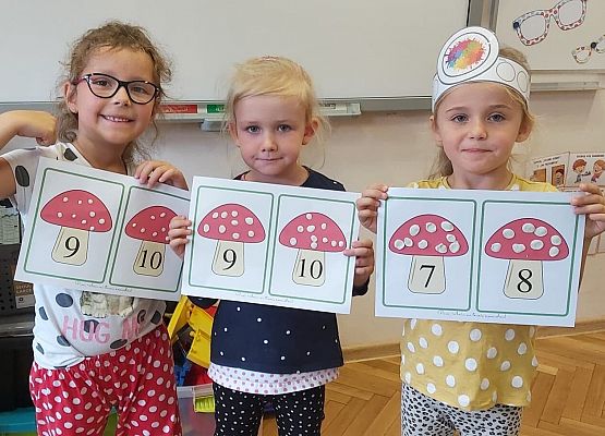 dzieci prezentują swoje prace