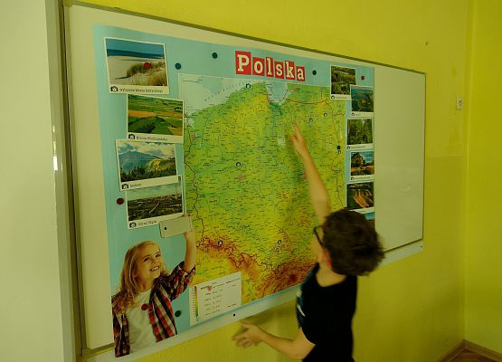 uczeń wskazuje na mapie Polski miejsca swoich wakacyjnych wspomnień