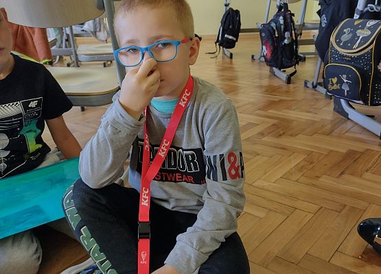 uczeń pokazuje jak pływał