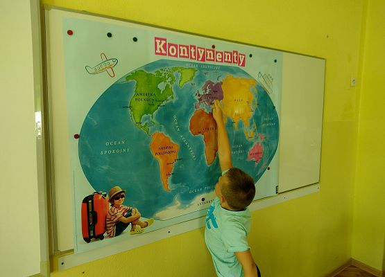 uczeń wskazuje na mapie Polski miejsca swoich wakacyjnych wspomnień