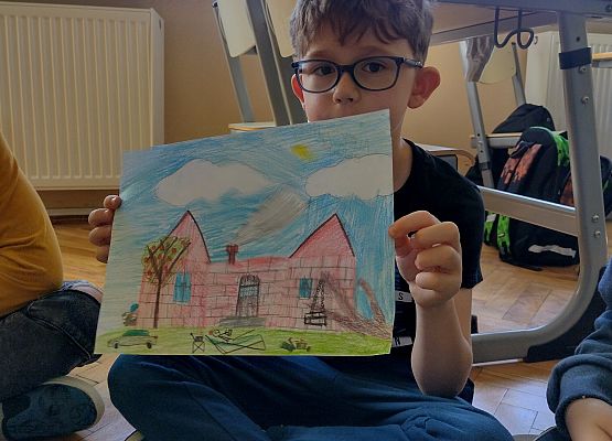 uczeń prezentuje rysunek wakacyjnych wspomnień