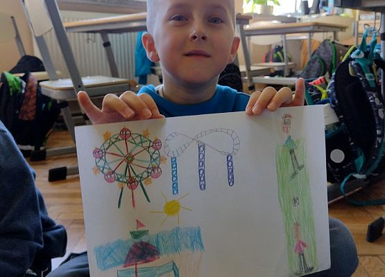 uczeń prezentuje rysunek wakacyjnych wspomnień