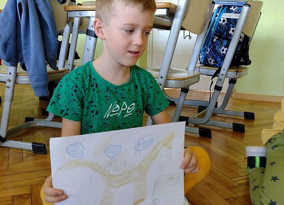 uczeń prezentuje rysunek wakacyjnych wspomnień