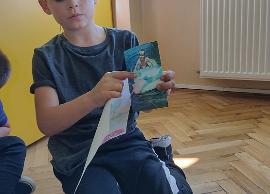 uczeń prezentuje swoją pamiątkę z wakacji