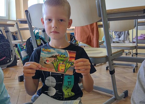 uczeń prezentuje swoją pamiątkę z wakacji