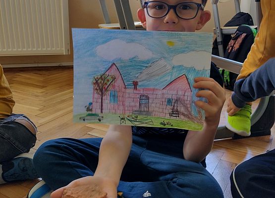 uczeń prezentuje swoją pamiątkę z wakacji