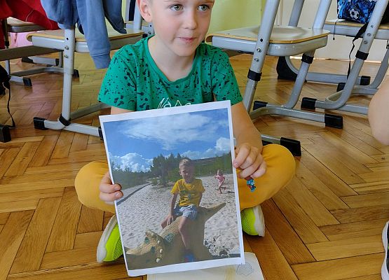 uczeń prezentuje swoją pamiątkę z wakacji