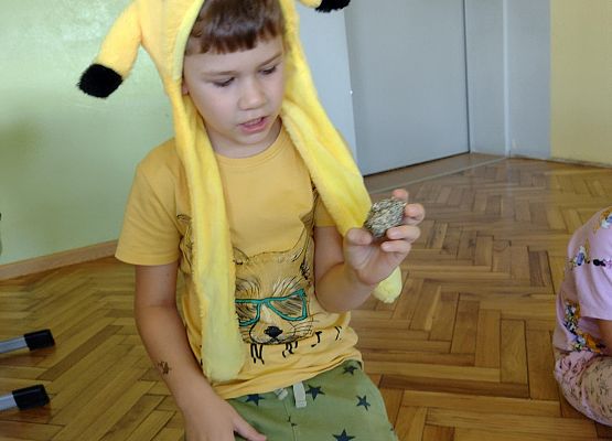 uczeń prezentuje swoją pamiątkę z wakacji