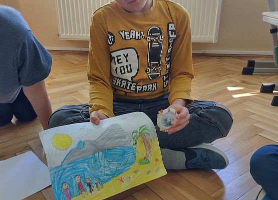 uczeń prezentuje swoją pamiątkę z wakacji