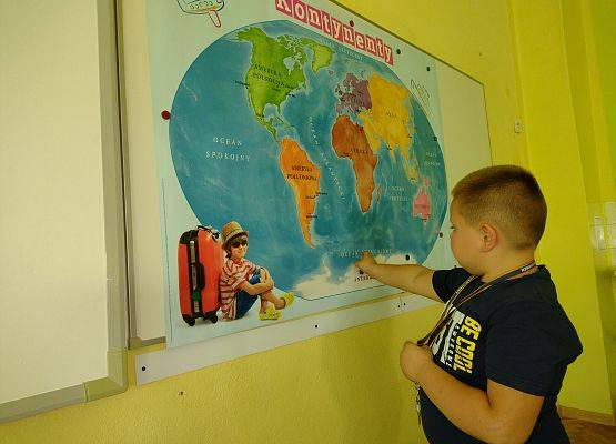 uczeń wskazuje na mapie Polski miejsca swoich wakacyjnych wspomnień