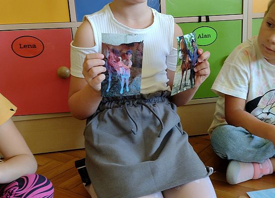 uczennica prezentuje swój pamiętnik z wakacji