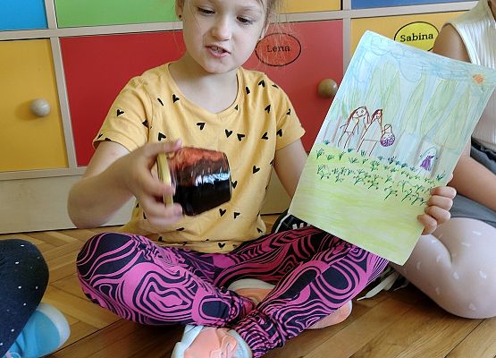 uczennica prezentuje swój pamiętnik z wakacji