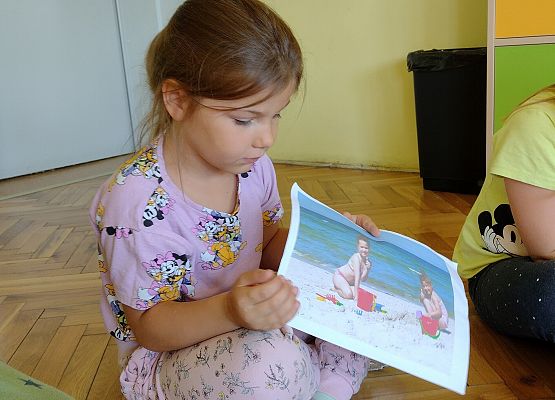 uczennica prezentuje swój pamiętnik z wakacji