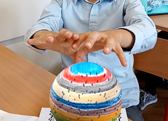 Chłopiec prezentuje swoją interaktywną kolorowankę