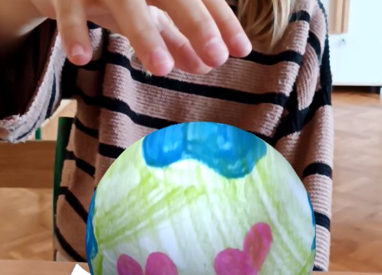 Dziewczynka prezentuje swoją interaktywną kolorowankę