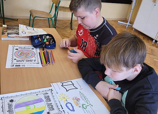 Uczniowie dowiadują się o istocie kropki w języku polskim