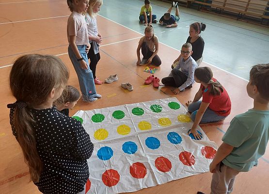 Uczniowie grają w Twister