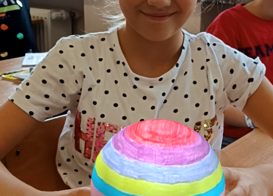 Dziewczynka prezentuje swoją interaktywną kolorowankę