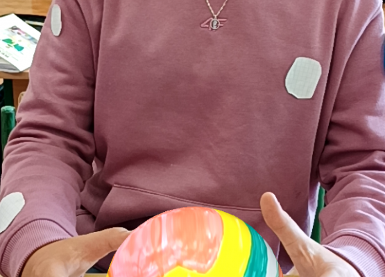 Uczennica prezentuje swoją interaktywną kolorowankę