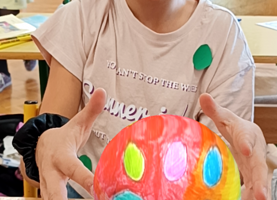 Uczennica prezentuje swoją interaktywną kolorowankę