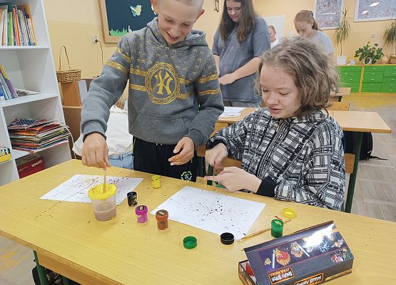 Uczniowie malują farbami