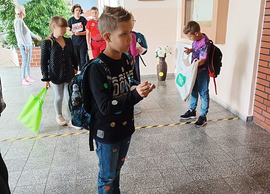 Chłopiec liczy kropki