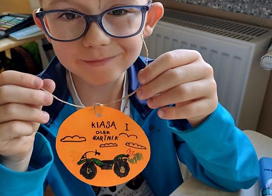 Uczeń prezentuje swoją kropkę z talentem