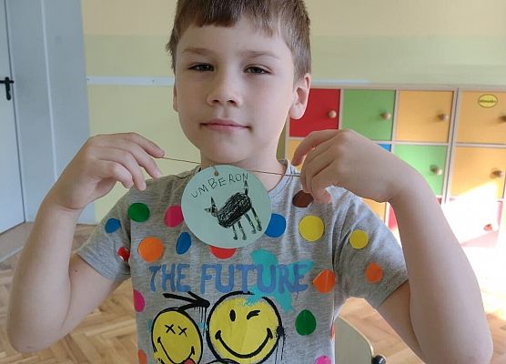 Uczeń prezentuje swoją kropkę z talentem