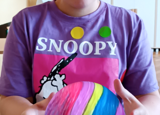 Uczennica prezentuje swoją interaktywną kolorowankę