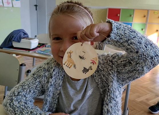 Dziewczynka prezentuje swoją kropkę z talentem