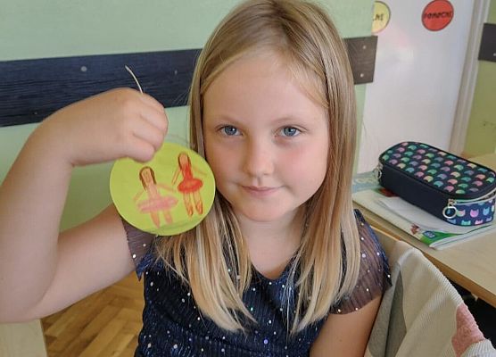 Dziewczynka prezentuje swoją kropkę z talentem