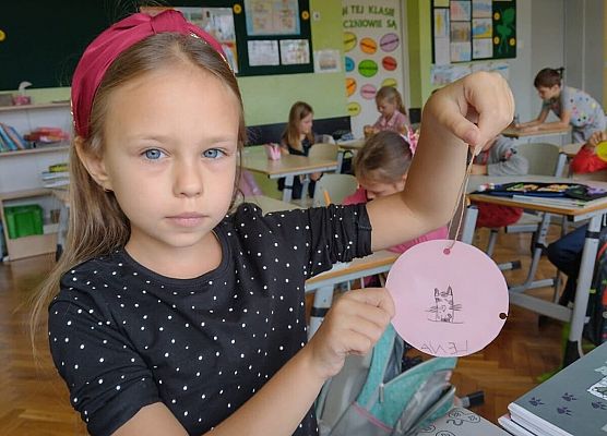 Dziewczynka prezentuje kropkę swoich talentów