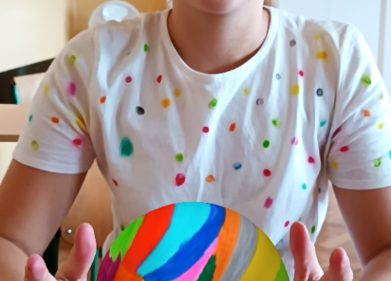 Uczennica prezentuje swoją interaktywną kolorowankę