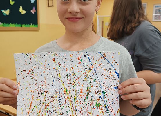 Uczennica prezentuje swoją pracę plastyczną