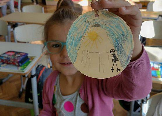 Uczennica prezentuje kropkę z talentem