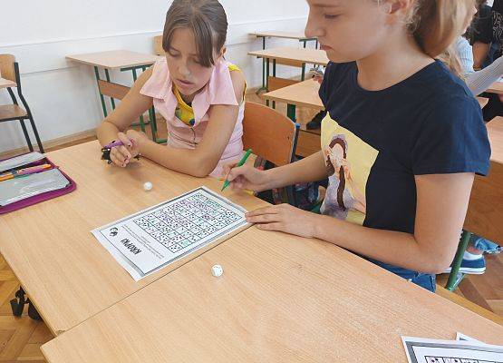dziewczynki grają w grę matematyczną