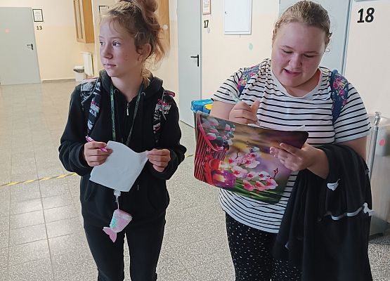 Dziewczynki przeliczają kropki