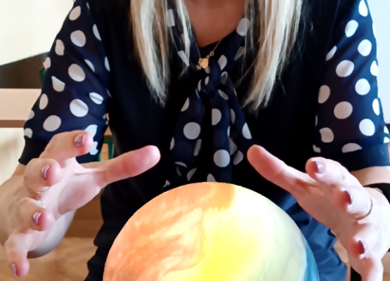 Nauczycielka prezentuje swoją interaktywną kolorowankę