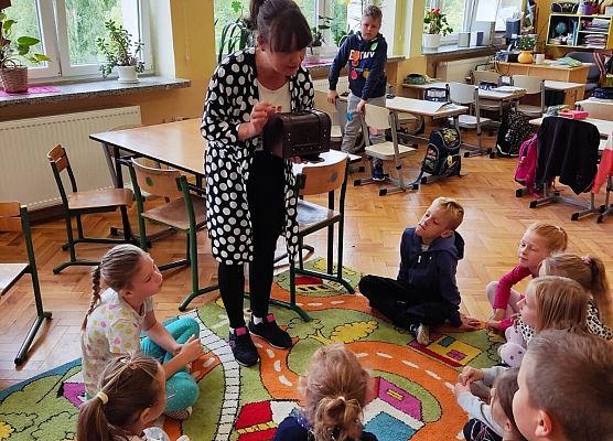 Nauczycielka wręcza nagrody