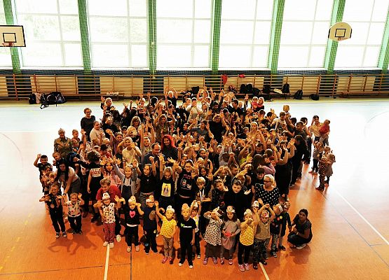 Uczniowie ustawieni w kształt kropki