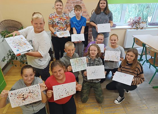 Uczniowie prezentują swoje prace plastyczne w kropki