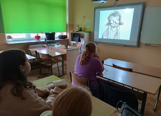 Uczniowie oglądają bajkę