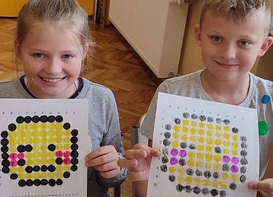 Uczniowie rozkodowują obrazek