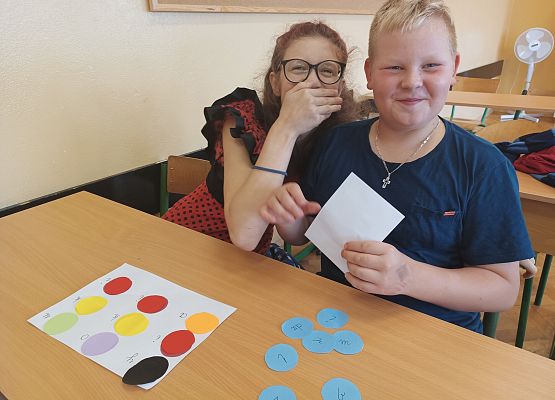 Uczniowie rozkodowują ukryte hasło