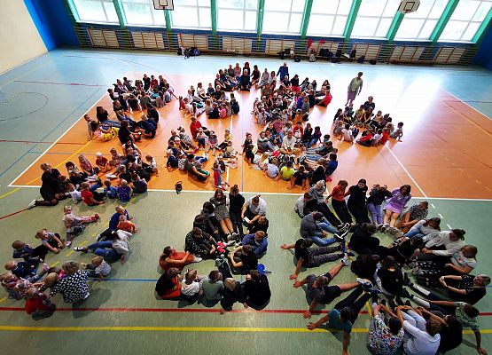 Uczniowie tworzą kropki