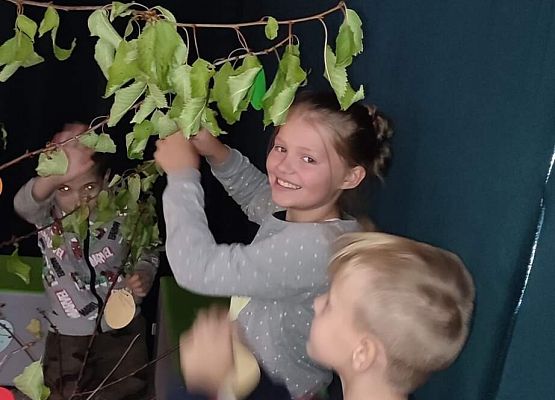 Uczniowie wieszaj kropki z talentem