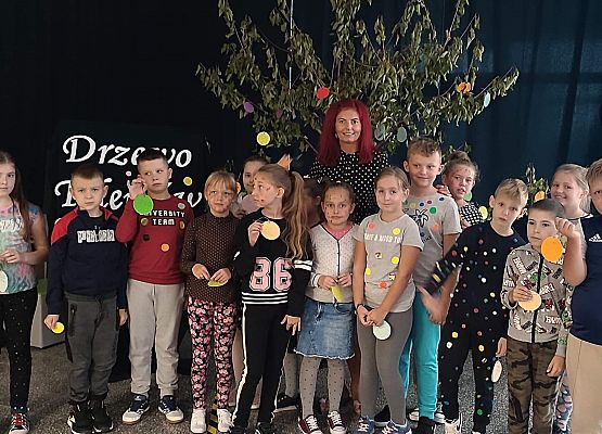 Uczniowie z nauczycielką stoją przy Drzewie Talentów