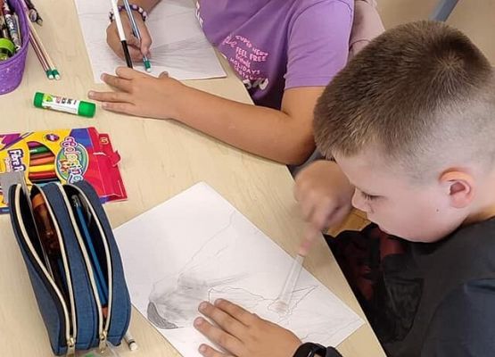 Uczniowie wykonują prace plastyczne