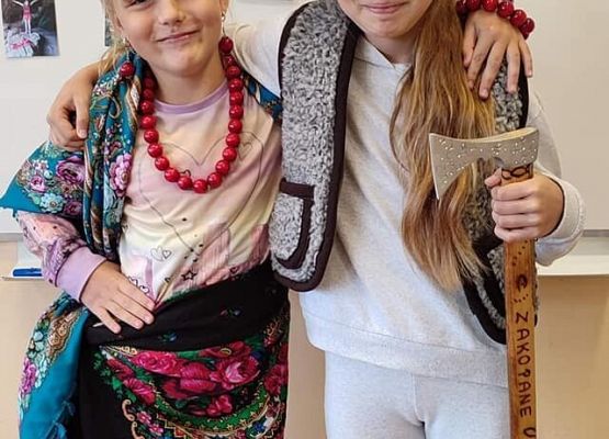 Dziewczynki w strojach góralskich